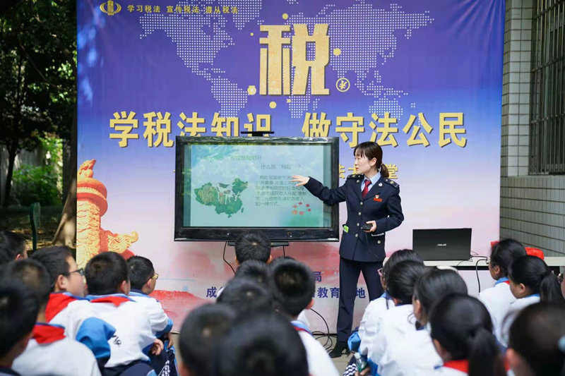 現場給同學們講解稅法知識。成華區稅務局供圖