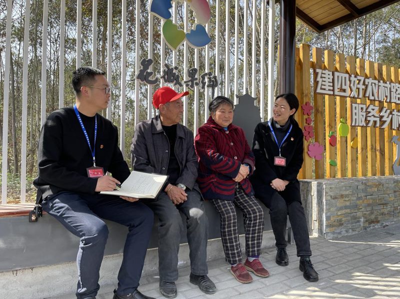 紀監干部了解小客車運營的建議。安州區融媒體中心供圖