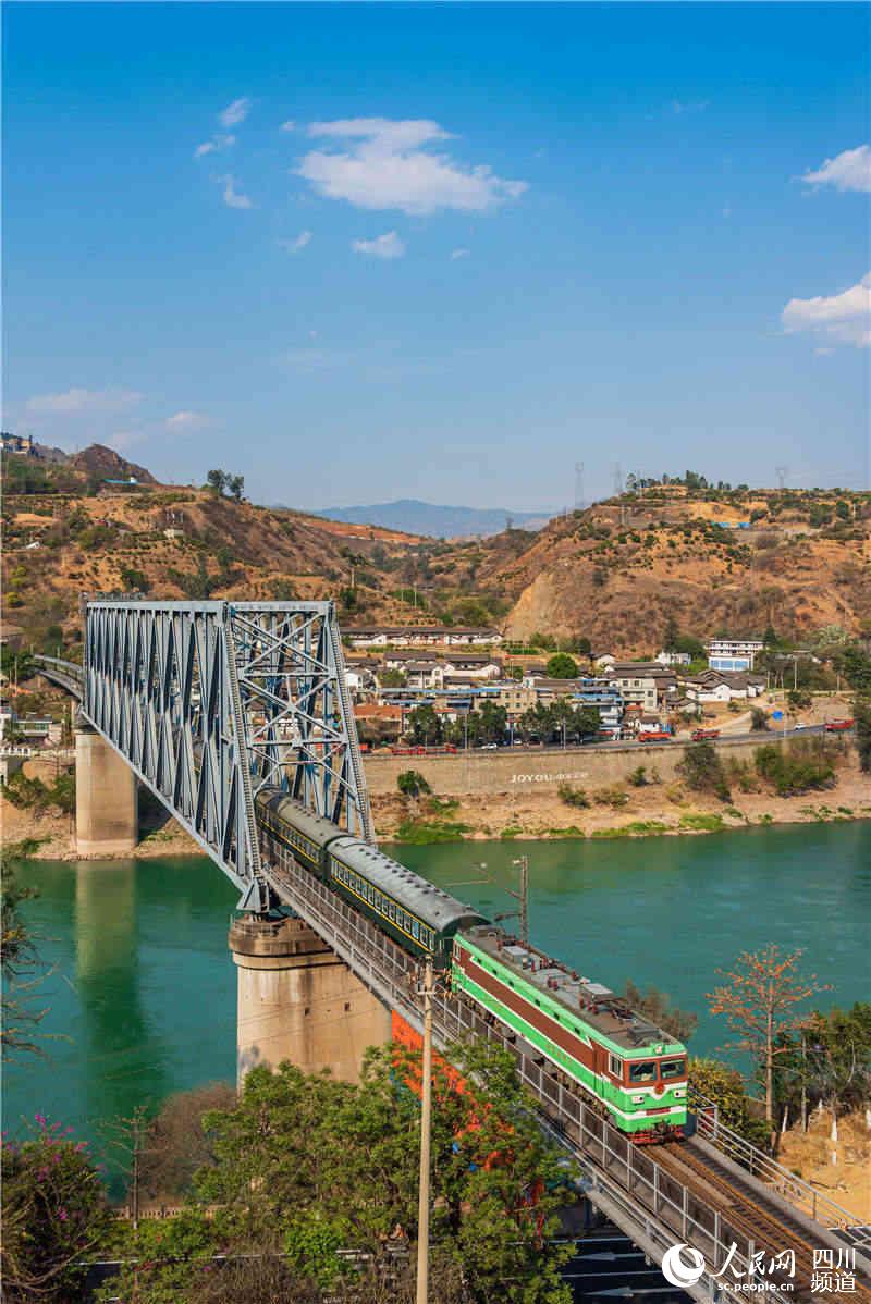 成昆“扶貧慢火車”從攀枝花站出發，駛過三堆子大橋，拉走貧困、拉來福祉、拉來希望。段楊蒎攝