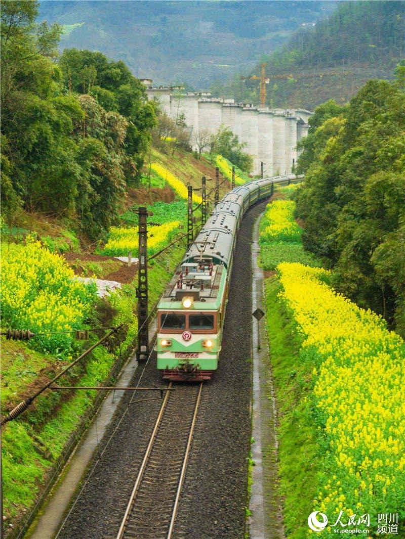 2020年，成昆鐵路代灣站田坪子隧道外，遠處是正在修建的成昆鐵路復線。羅成攝