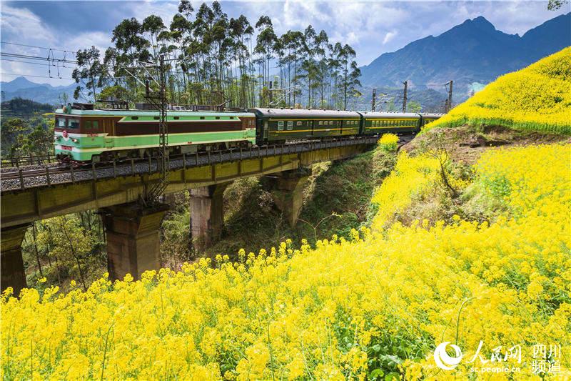 穿行在涼山地區的“慢火車” 。胡仲平攝