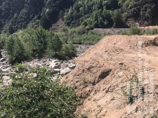 四川甘孜州九龙县建设项目野蛮施工 万方弃渣倾倒入河