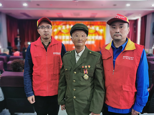 國網四川電力（成都新都連心橋）共產黨員服務隊隊員和涂伯毅合影。國網四川電力供圖