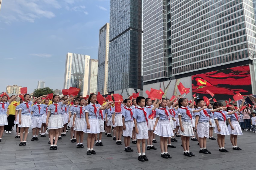 “六·一”頌黨恩，成都錦江街頭上演紅色快閃。錦江區委宣傳部供圖