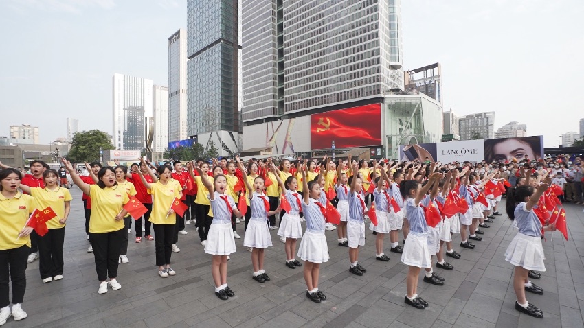 “六·一”頌黨恩，成都錦江街頭上演紅色快閃。錦江區委宣傳部供圖