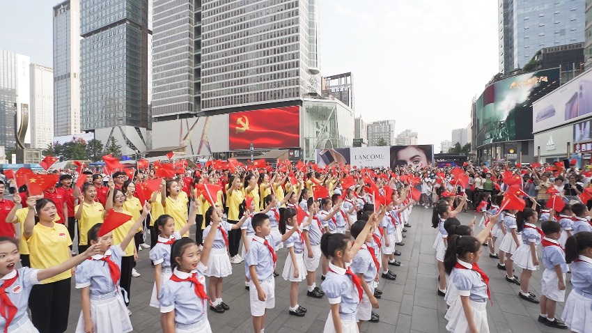 “六·一”頌黨恩，成都錦江街頭上演紅色快閃。錦江區委宣傳部供圖