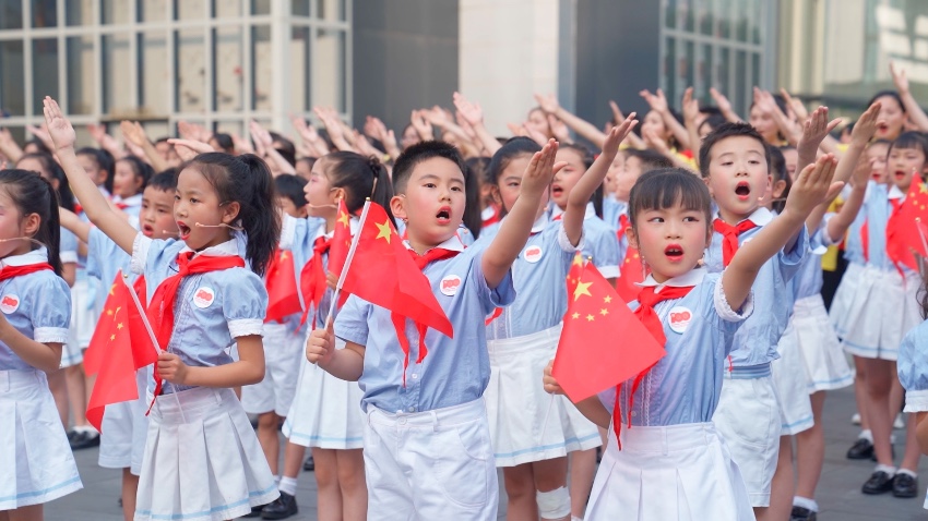 “六·一”頌黨恩，成都錦江街頭上演紅色快閃。錦江區委宣傳部供圖