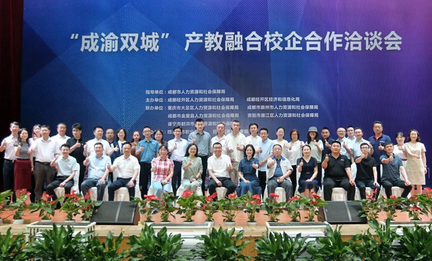 ������˫�ǡ������ں�У�����Ǣ̸���ֳ�����Ȫ����ί��������ͼ