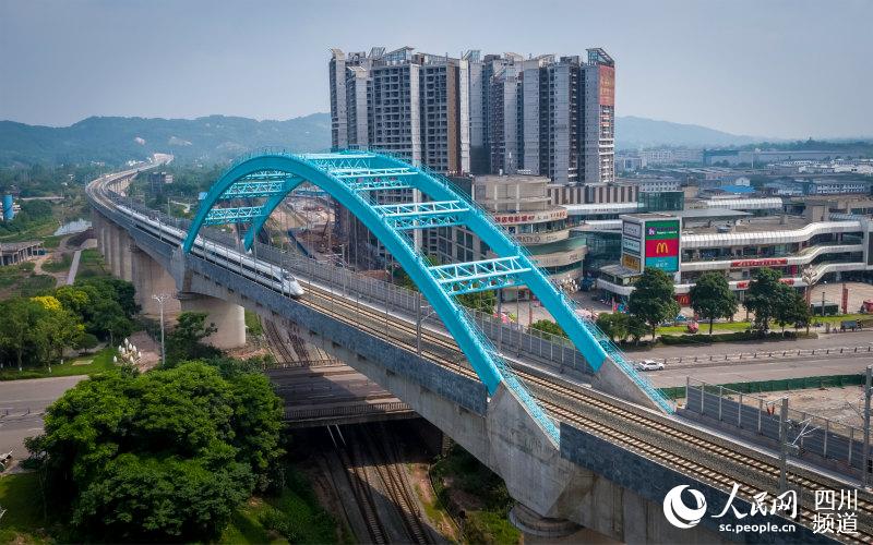 穿越大橋。李皖皓攝