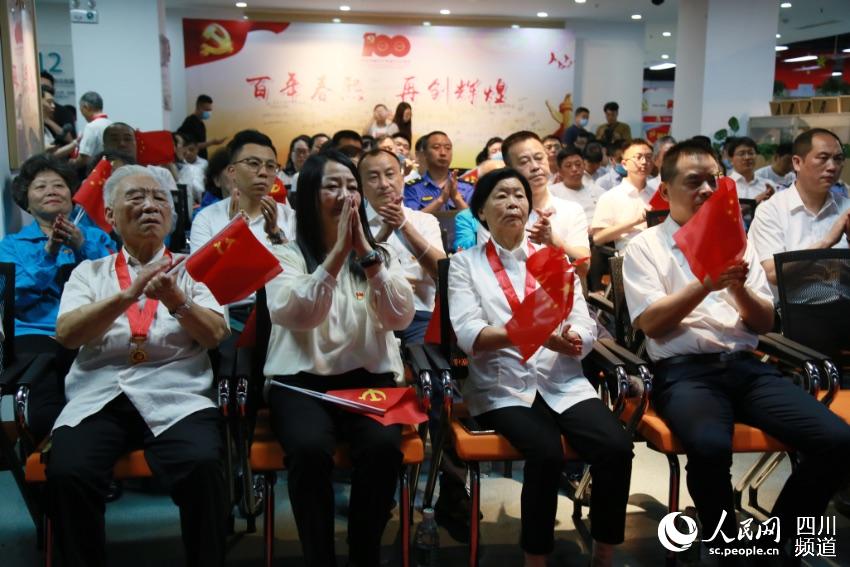 观看庆祝中国共产党成立100周年大会的现场。人民网 朱虹摄