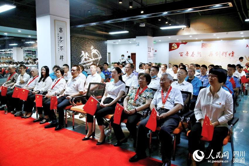 成都錦江區春熙路街道組織收看慶祝中國共產黨成立100周年大會。人民網 朱虹攝