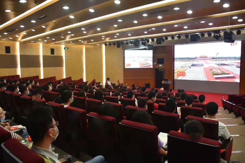 電子科技大學師生一起收看慶祝中國共產黨成立100周年大會。電子科技大學供圖