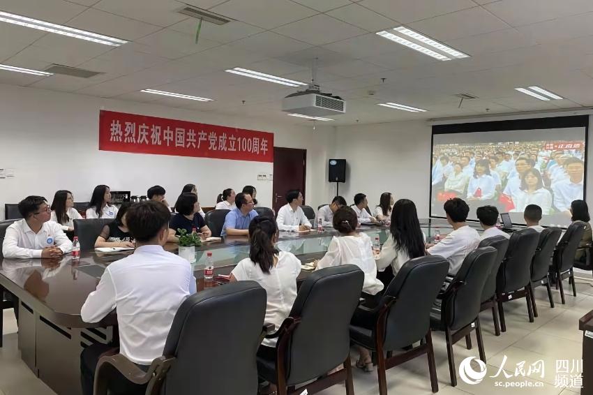 西南交通大學師生收看慶祝中國共產黨成立100周年大會。鞠紅偉攝