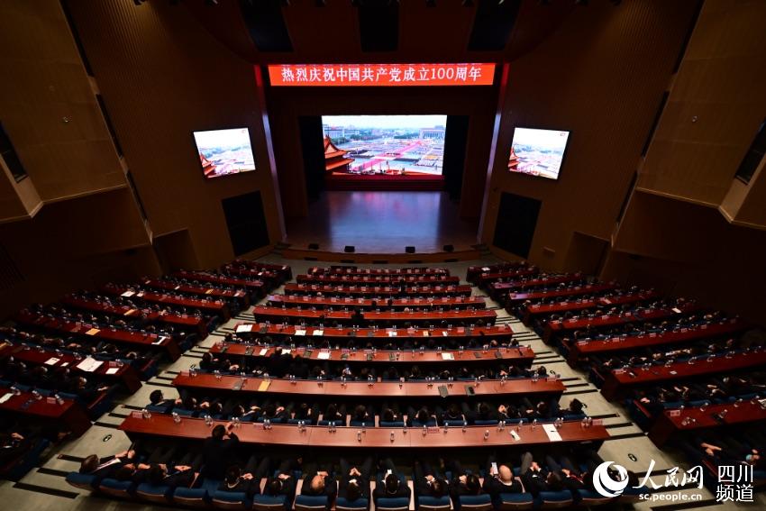 中國鐵路成都局集團有限公司黨員干部職工收看慶祝中國共產黨成立100周年大會。張志力攝