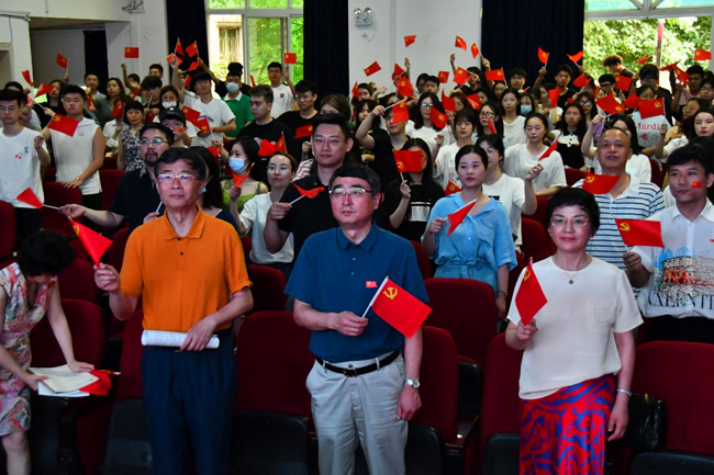 四川電影電視學院師生手持黨旗收看慶祝中國共產黨成立100周年大會。四川電影電視學院黨委宣傳部供圖