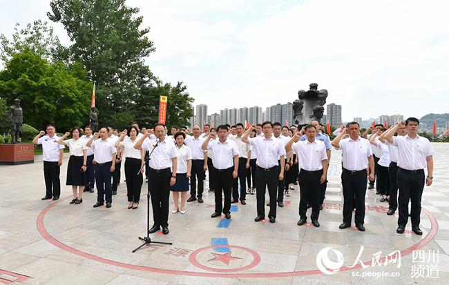 苍溪县新党员代表进行入党宣誓。苍溪县委宣传部 刘徽摄