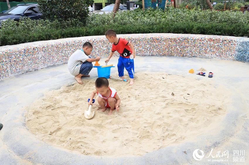 孩子们在“口袋公园”内玩沙子。杨晓川摄