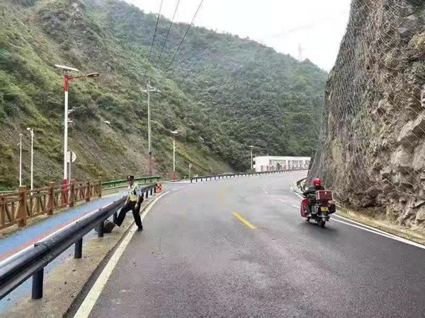 水磨交警中隊民警在轄區排查道路安全隱患。四川省公安廳供圖