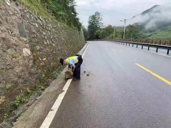 水磨交警中隊民警在轄區排查道路安全隱患。四川省公安廳供圖