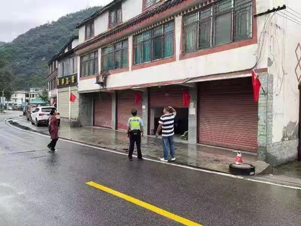 水磨交警中隊民警在轄區排查道路安全隱患。四川省公安廳供圖