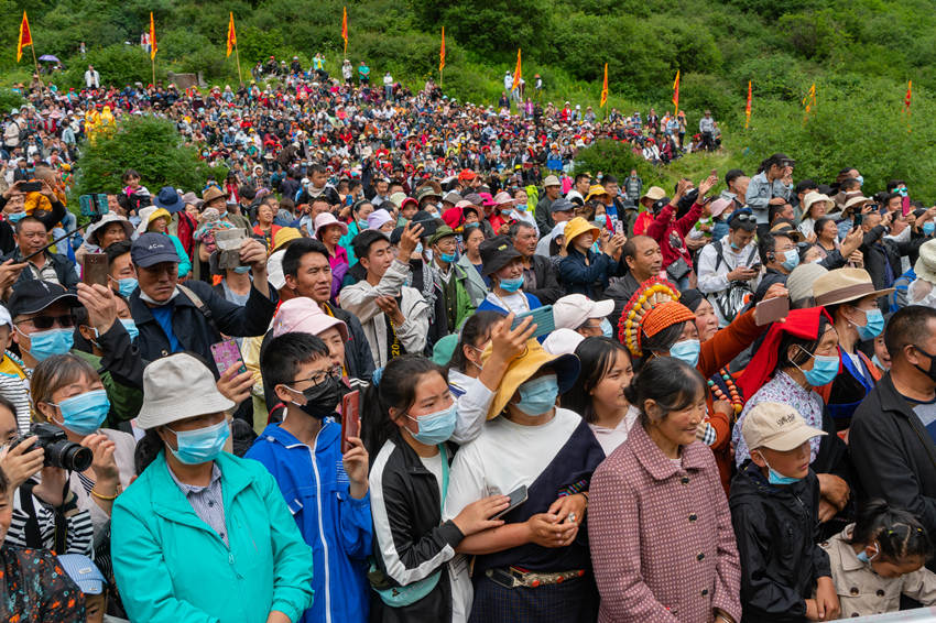 当地群众与游客观看松潘黄龙民俗文化活动。黄龙管理局供图