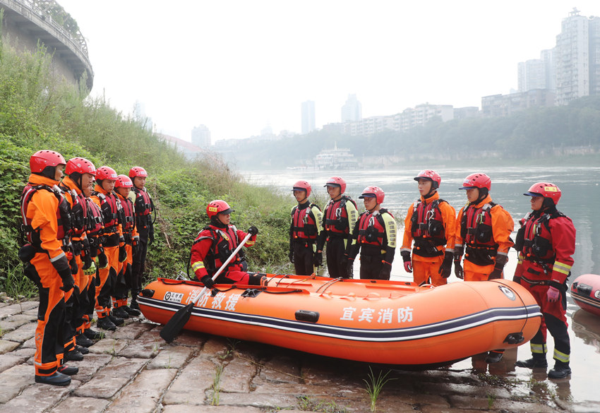 水域救援教练讲解训练注意事项。宜宾消防供图