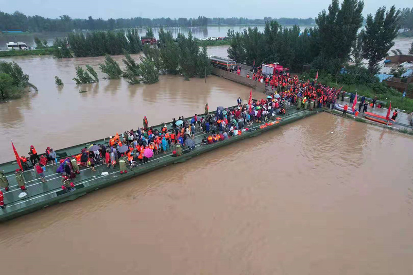 中國安能三局搭建應急動力舟橋,緊急轉移被困群眾。中國安能第三工程局供圖