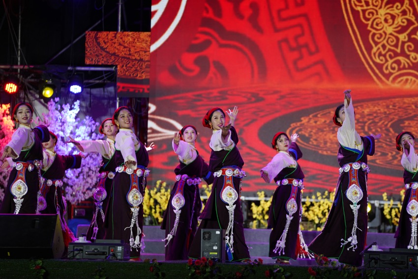 第六届安巴文化旅游季文艺晚会演出现场。道孚县委宣传部供图