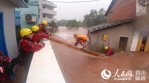 達州大竹廟壩救援人員通過二級拉梯搭建救援通道。田茂林攝