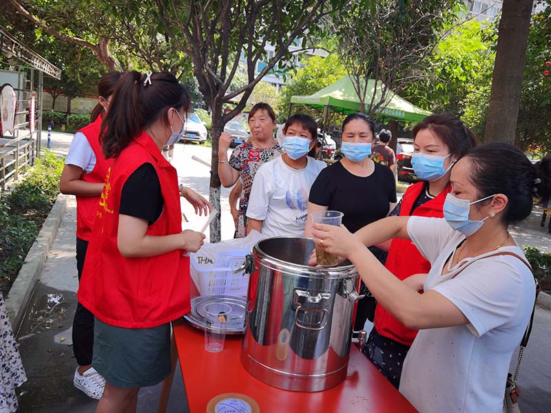 居民排隊按需取飲品。雙流區委宣傳部供圖