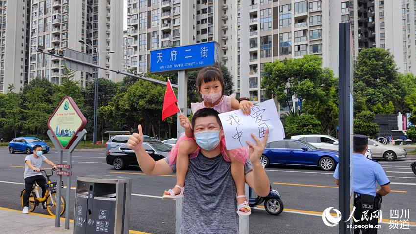 管控解除后，两父女写下“我爱中国”。罗毅然摄