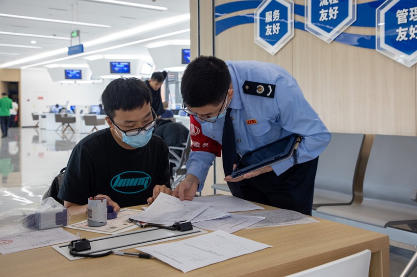 青羊稅務干部輔導小微企業辦稅。成都市稅務局供圖