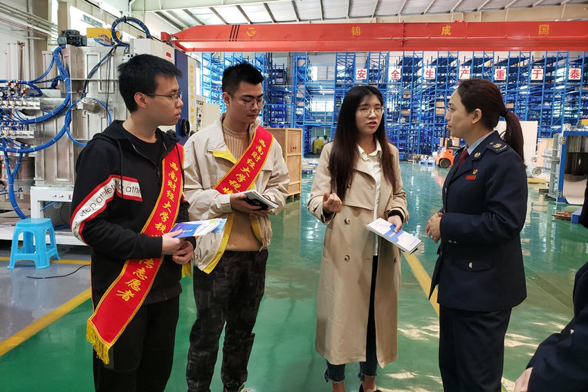 溫江稅務干部攜手大學生志願者走進小微企業開展稅收宣傳。成都市稅務局供圖