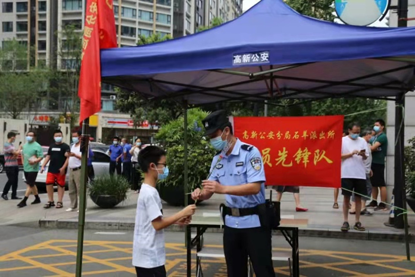 居民為民警送花。高新公安供圖