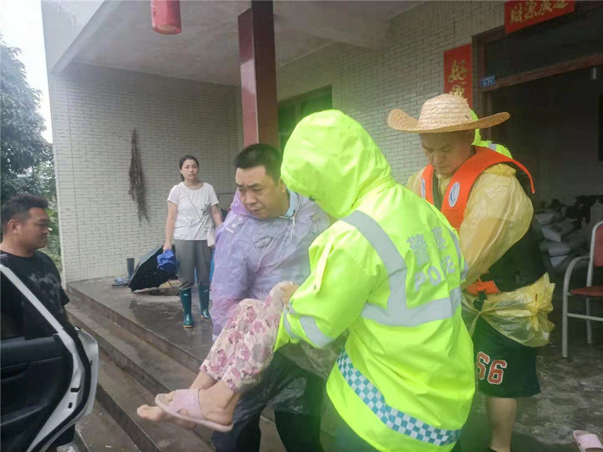 洪雅公安救助受灾群众。洪雅县公安局供图