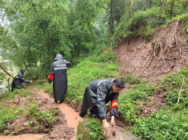清理滑坡淤泥。四川省應急管理廳供圖