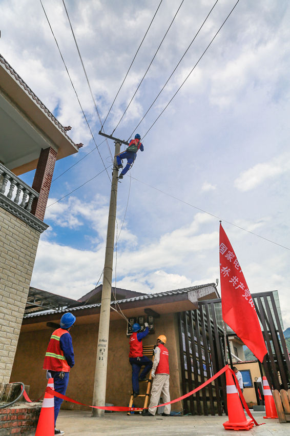 共产党服务队在检修线路。国网攀枝花供电公司供图