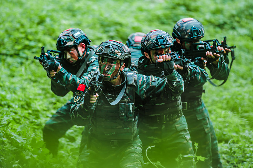 特戰隊員進行小組突擊協同訓練。武警四川總隊樂山支隊供圖