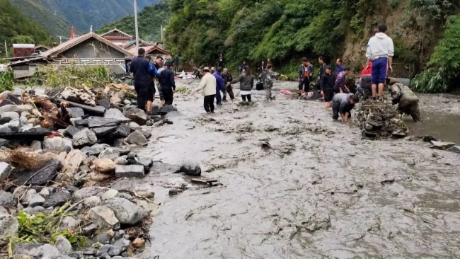 甘孜州九龙县三岩龙乡党员干部和群众开展防汛救灾工作.