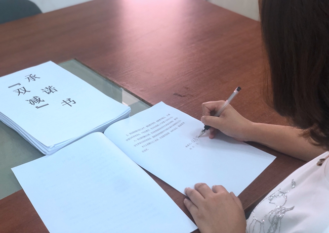 成師附小簽署承諾書。校方供圖