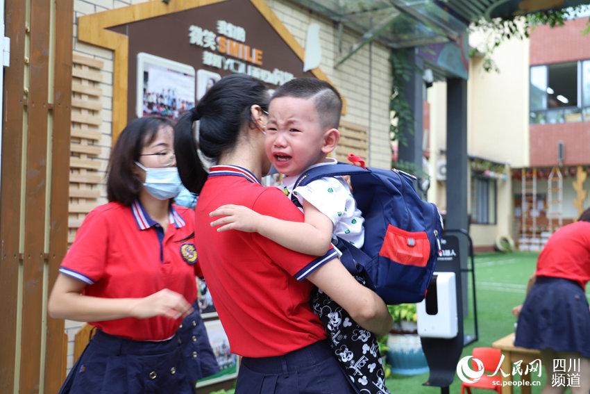 9��1�գ��ɶ������׶�԰��ѧ����������ڶ�ʮ���׶�԰��һ����С���������ҳ���ʱ�ֱ������������������