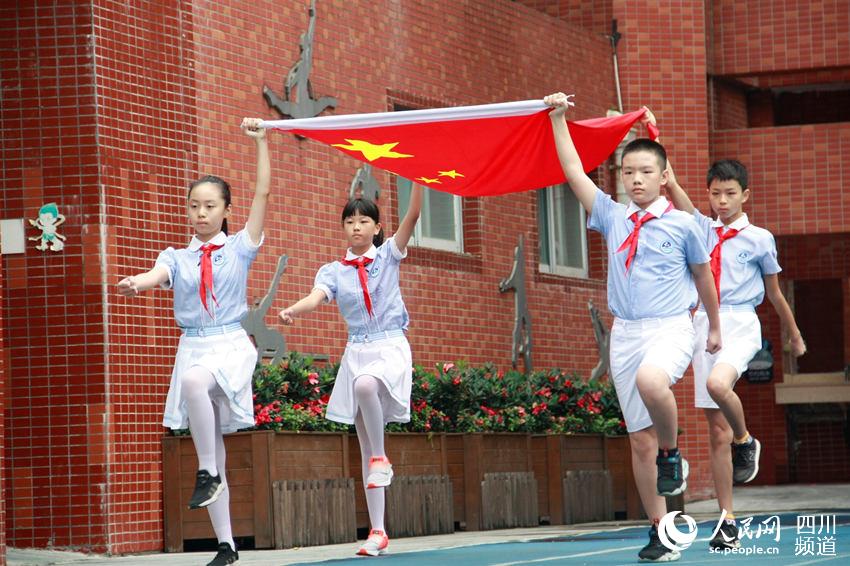 高舉國旗。張依帆攝