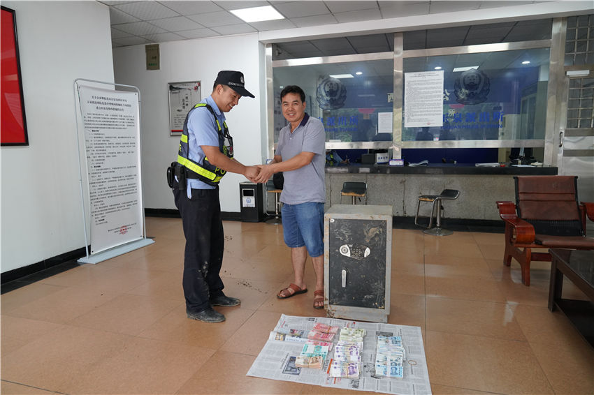 市民感謝民警找回被盜物品。攀枝花市公安局供圖