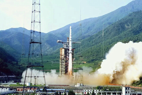 東方紅二號實用通信衛星成功發射。西昌衛星發射中心融媒體中心供圖