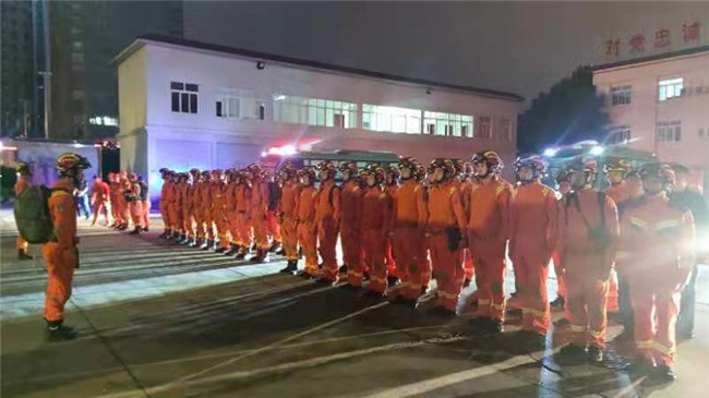 四川省森林消防總隊特勤大隊80名指戰員出發前往瀘縣。四川省森林消防總隊特勤大隊供圖