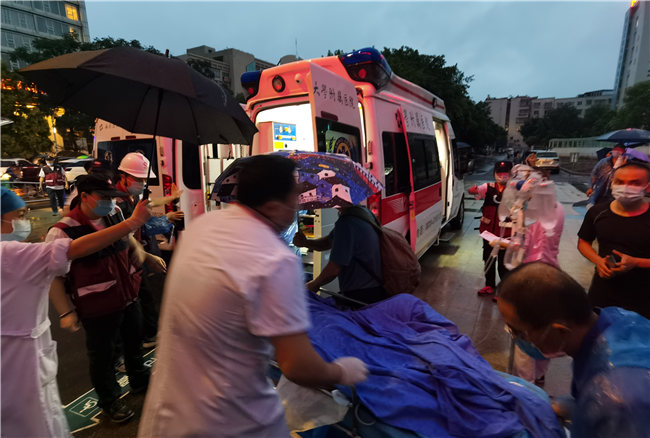 國家（四川）緊急醫學救援隊隊員到達瀘縣醫院參與救治。國家（四川）緊急醫學救援隊供圖