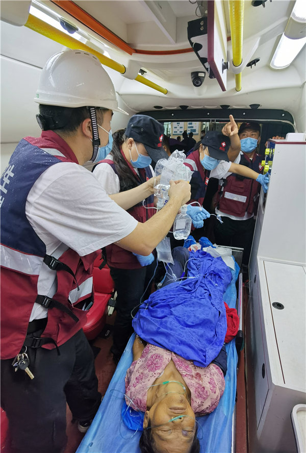 國家（四川）緊急醫學救援隊隊員到達瀘縣醫院參與救治。國家（四川）緊急醫學救援隊供圖