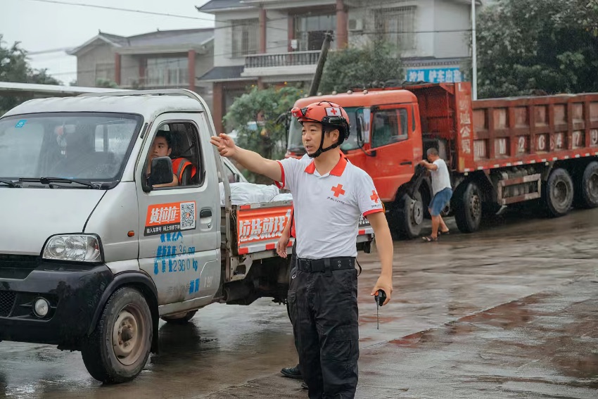 調度救援車輛。救援現場。瀘州市紅十字山地救援隊供圖