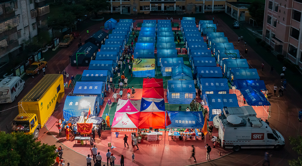 四川瀘縣地震后第一個夜晚 安置點的帳篷亮起來了