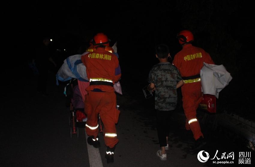 森林消防員幫助受災群眾搬運物資。盧耀強攝